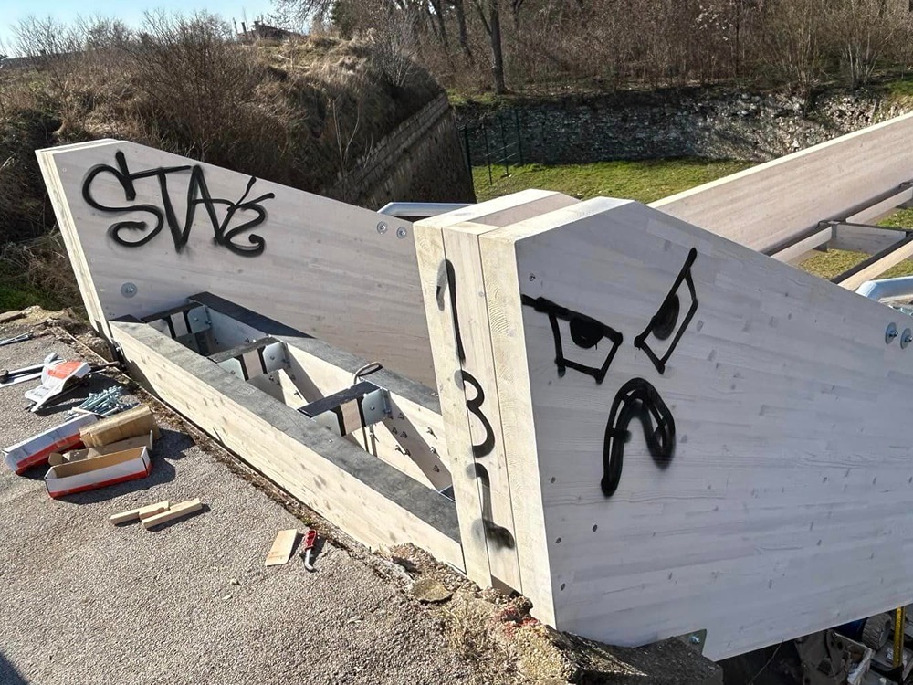 Tek počela montaža, a već išaran novi pešački most u niškoj Tvrđavi 1 sare