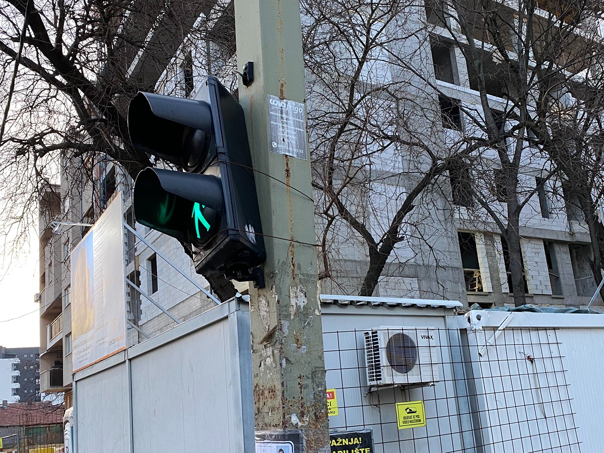 Foto-vest: U Nišu udaren semafor pa vezan žicom 1 semafor zica