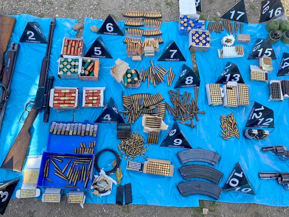 Niška policija uhapsila muškarca kod koga su pronađene bombe, puške i municija 1 oruzje