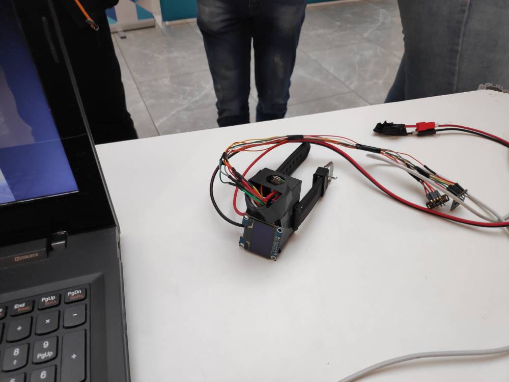 Pametni sat, koji meri pritisak i puls