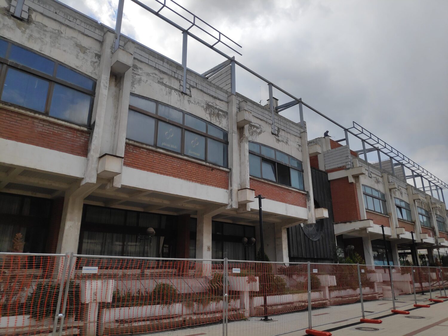 Premijerka Brnabić obećala pomoć za rekonstrukciju sale pirotskog Doma vojske 1 dom vojske foto lj f scaled