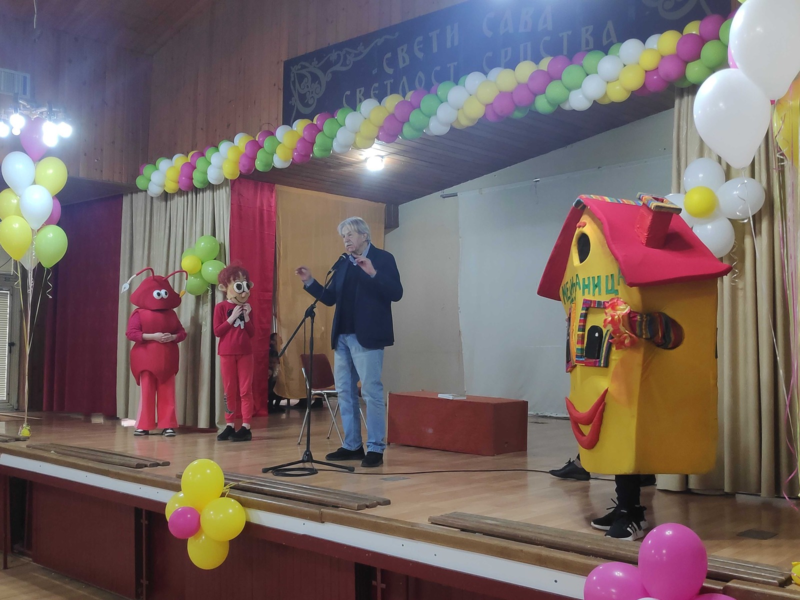 Ljubivoje Ršumović sa decom i pesmom "Deca su ukras sveta" otvorio festival u Nišu 1 rsum