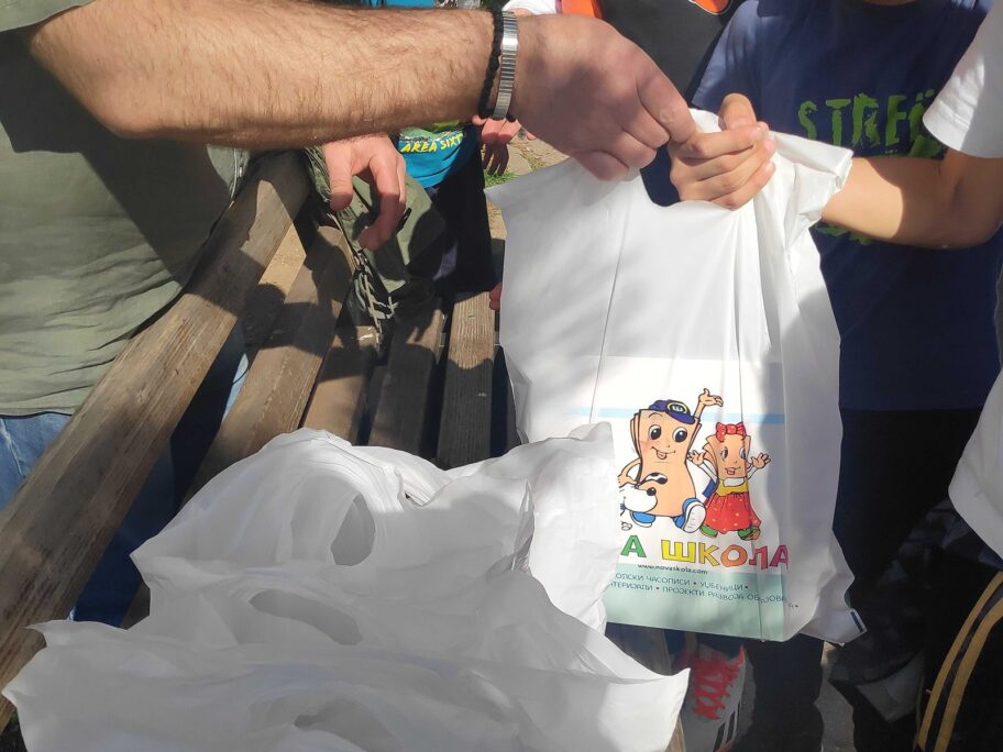 Niški osnovci dobili besplatne udžbenike Fondacije “Alek Kavčić” 2 knjige alek