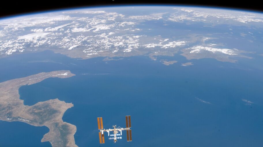 129114682 international space station iss view from sts 118