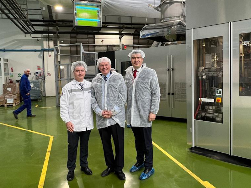 Ambasador Hil posetio punionicu "Rosa vode" na Vlasini - investirano preko 15 miliona evra 13 Hil u Vlasinki1 foto Coca Cola HBC