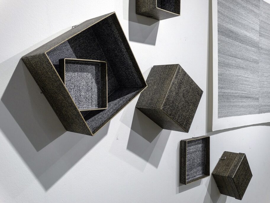 Manuskript kutije instalacija na zidu detalj 1