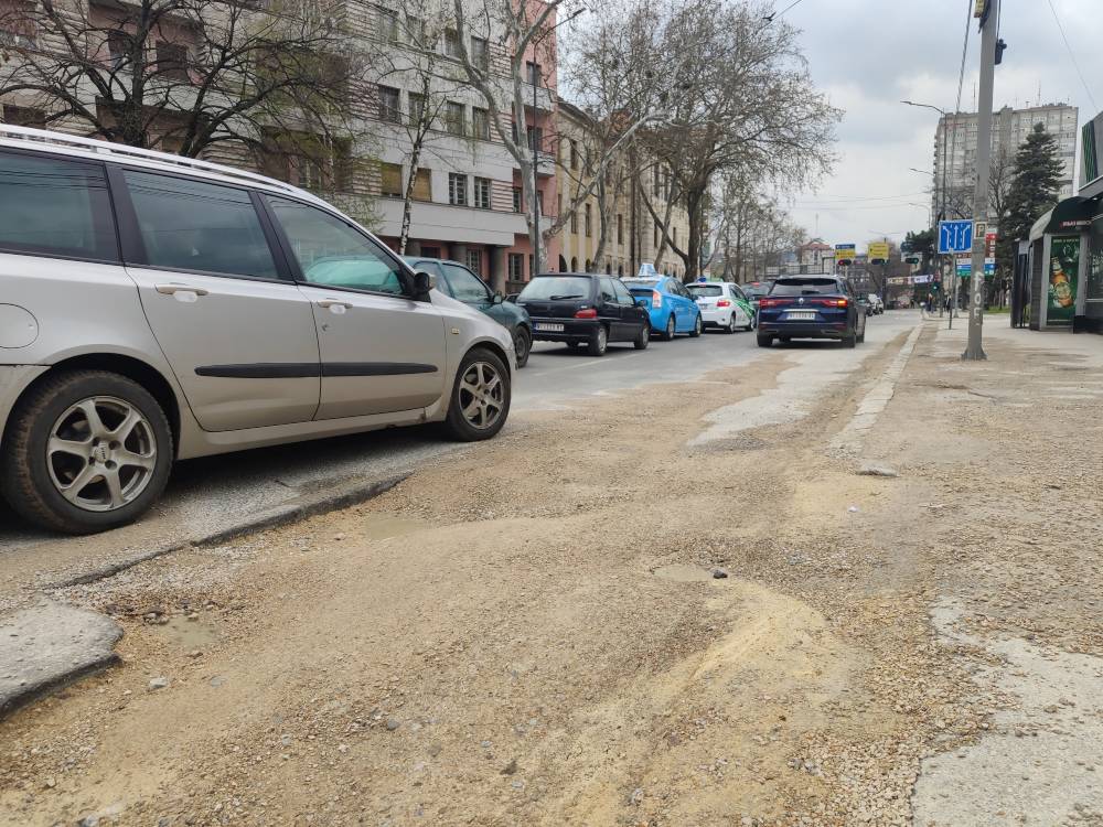 Rupa u centru Niša i dalje opasnost za vozače, iz Direkcije nema odgovora 1 Rupa Stefan PRvo