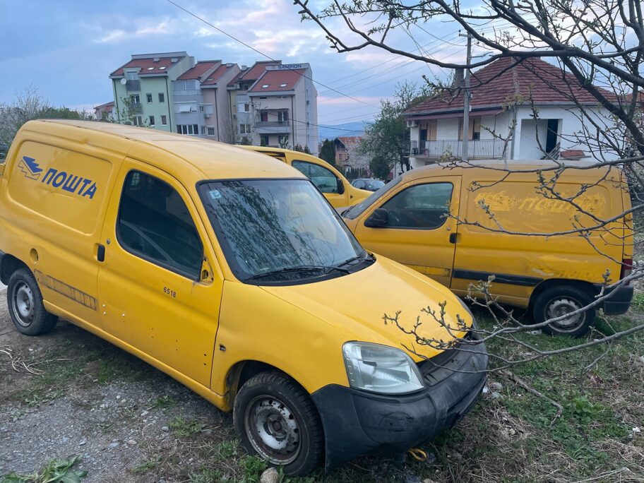 Foto-vest: Stara vozila Pošte ostavljena na zelenoj površini na Apelovcu 17 posta2