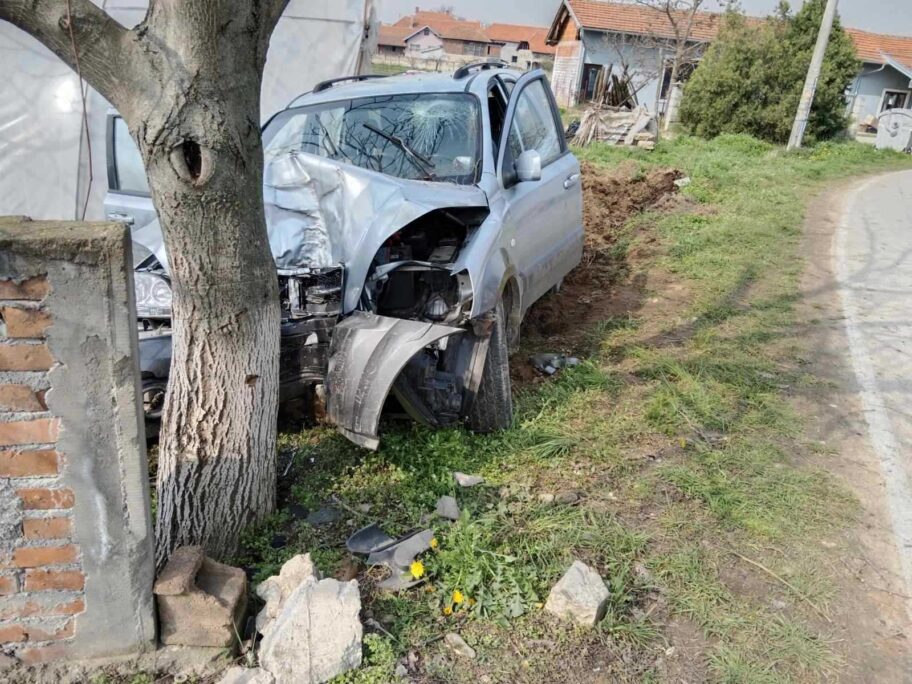Automobilom udario u drvo na ulazu u selo Bunibrod kod Leskovca 3 img fd2d2626aaa57cf06289ffa3faca7751 v