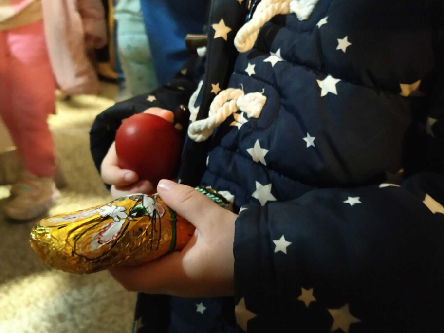 Složne komšije - stanari niške zgrade obradovali mališane pred Uskrs 6 IMG 5e82aaa5a08d5a1f453de08c91ae9d55 V 1