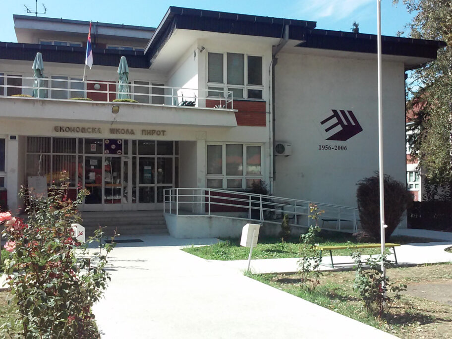 Učenici pirotske Ekonomske i Mlekarske škole narednih 5 godina na praksi u EU 5 ekonomska skola foto lj f