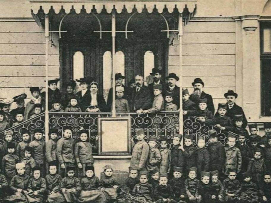 Niški sveštenik o Vaskrsu i hadžiluku u građanskom i starom Nišu 8 Kosta i Draga Tasic sa sirocicima