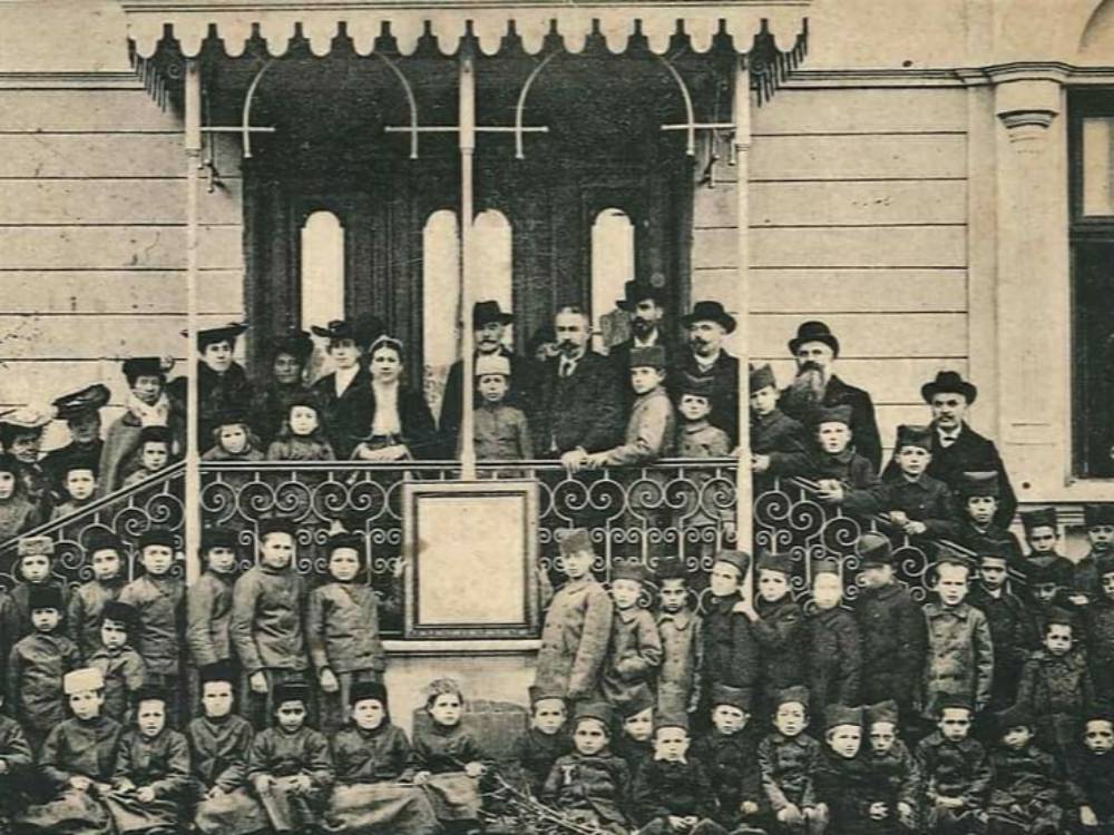 Niški sveštenik o Vaskrsu i hadžiluku u građanskom i starom Nišu 1 Kosta i Draga Tasic sa sirocicima