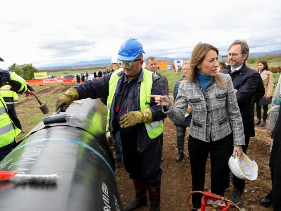 Ministarka o završetku gasovoda - "Važan za Pirot, Belu Palanku i Dimitrovgrad" 5 Ministarka Djedovic i Ambasador EU Emanuele Ziofre u poseti radovima u Jelasnici