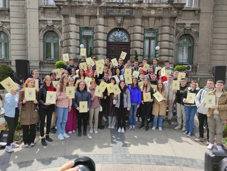 Po 6.800 dinara - mesečne stipendije za niške srednjoškolce i studente 8 1682597339543 scaled