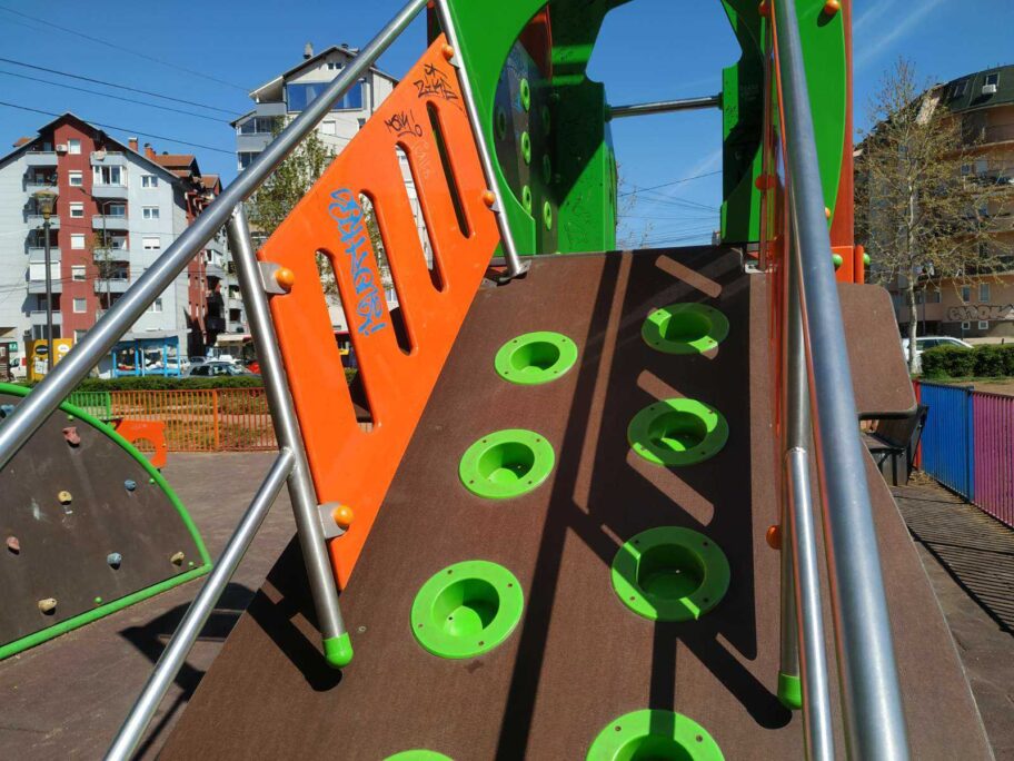 Polomljen mobilijar u parku na Somborskom bulevaru 14 IMG 8311504c35c858b5f1dd2f2c3e4062bf V