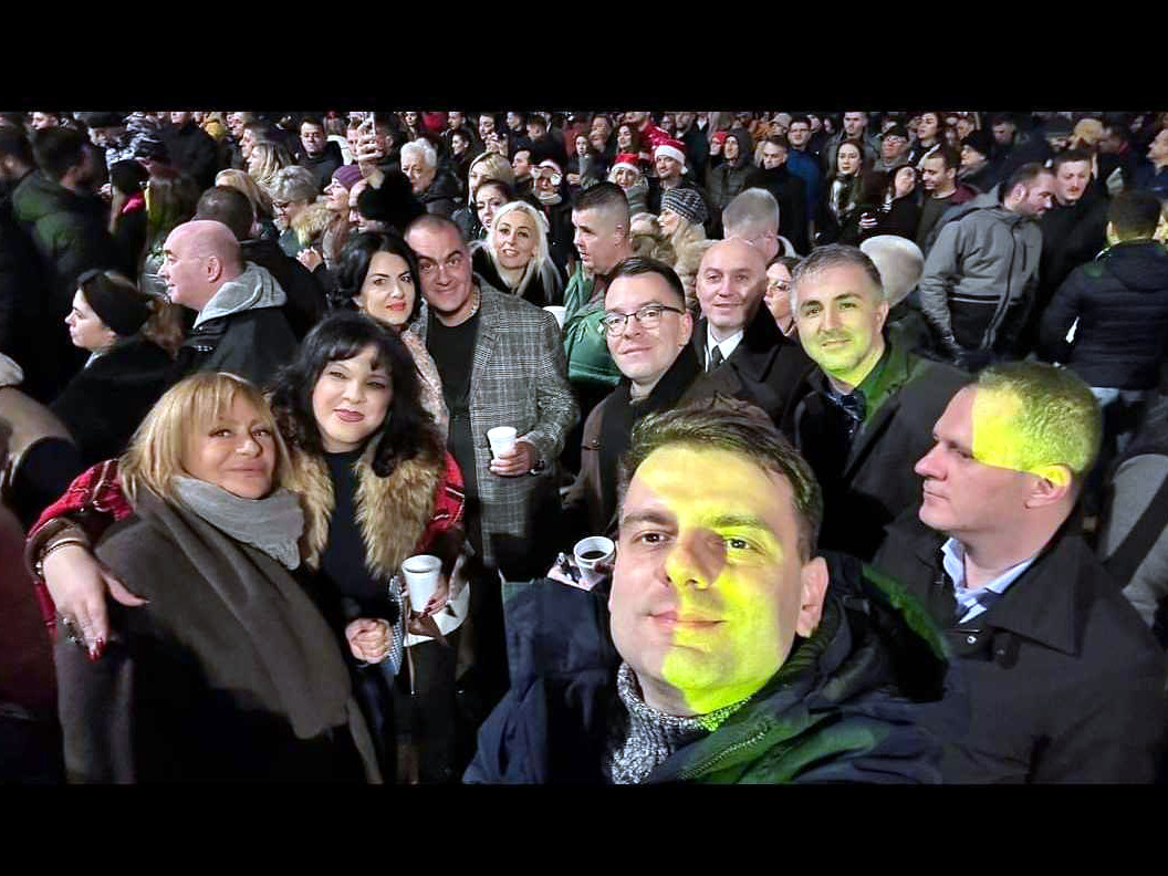 Gradonačelnicini ljudi na dočeku; foto: FB Dragana Sotirovski