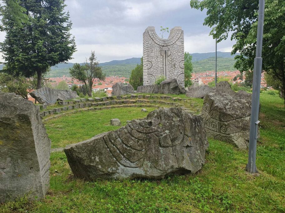 Spomenik na Starom groblju