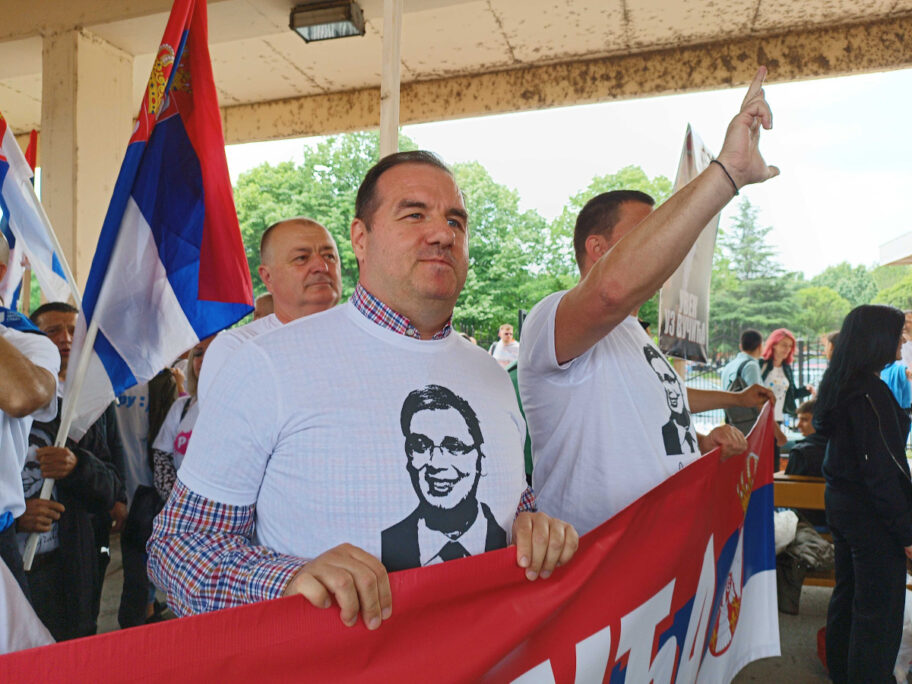 Niški funkcioneri i drugi naprednjaci vanrednim vozom otišli za Beograd 1 Okupljanje kod Zeleznicke5 foto JV Tamara Radovanovic jpg