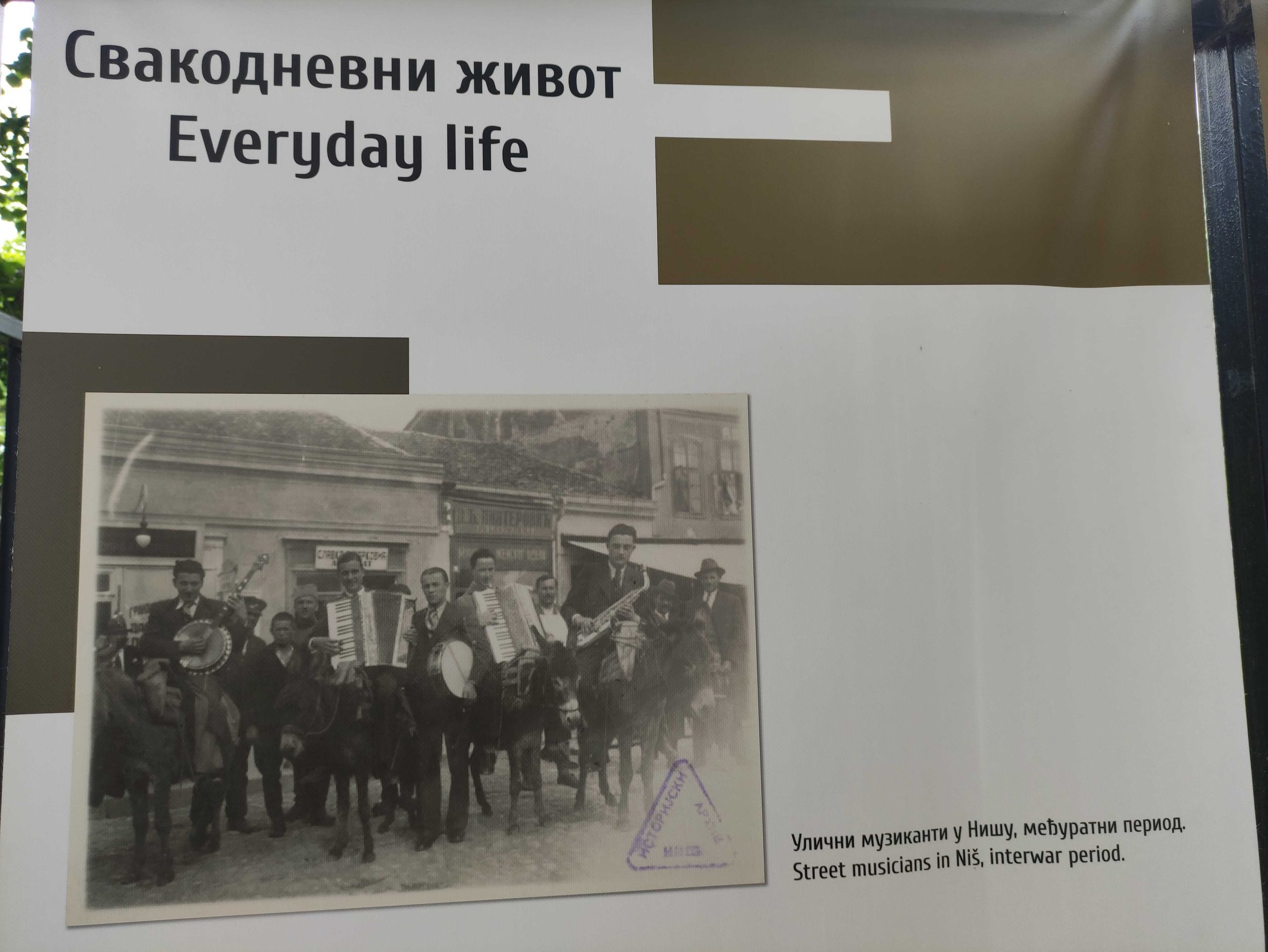 Zanimljiva istorija Niša kroz fotografije i isečke iz novina ispred Gradske kuće 1 IMG 20230601 105607 scaled