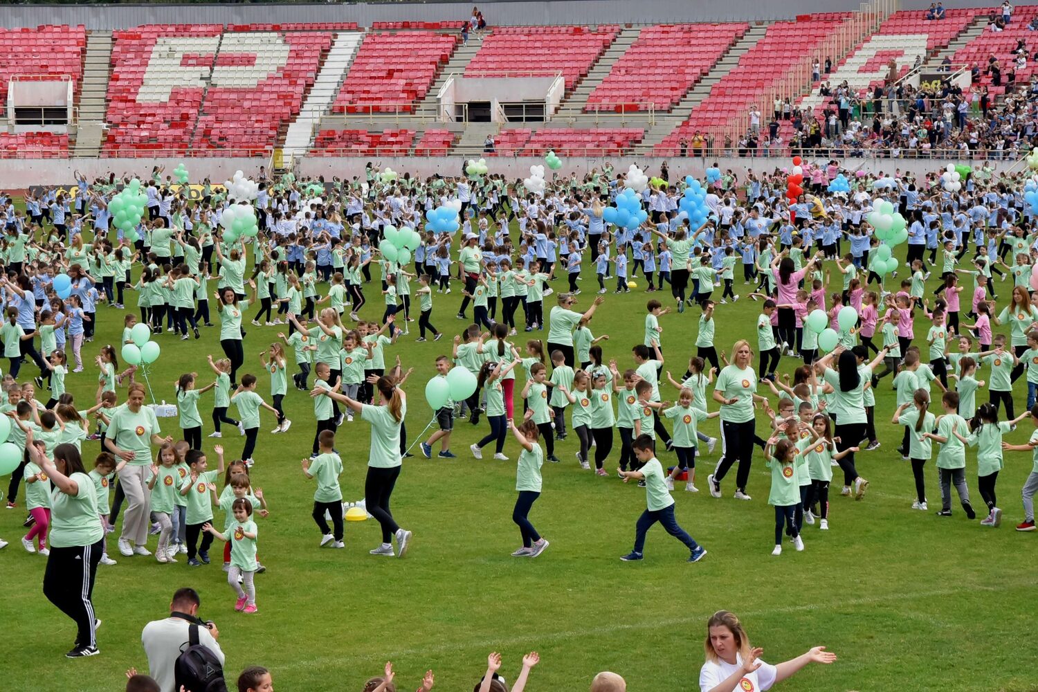 Više od 3.800 mališana na stadionu Radničkog – "Plesom do znanja i zdravlja" 4. juna u Nišu 1 stadion cair ples foto jelena misic 4 scaled