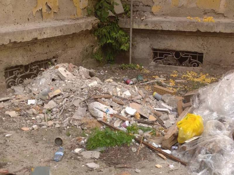 Prokupački gerilci otvorili izložbu smeća u zgradi Gradske uprave 2 IMG 21446f78fcb3fdf945e8d42f36fb0da0 V