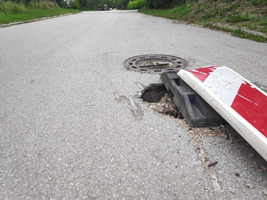 Vlasotinačka firma će krpiti udarne rupe u Babušnici, ponudili duplo nižu cenu od procenjene 15 udarna rupa foto lj f scaled