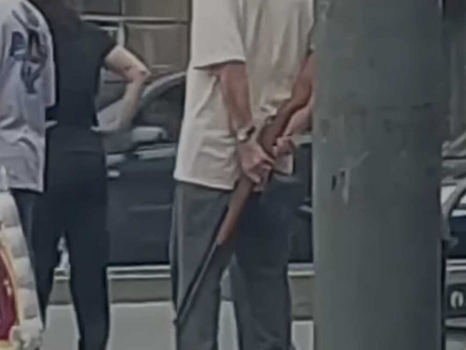 Covek sa puskom foto Instagram nishnocu oficijelni