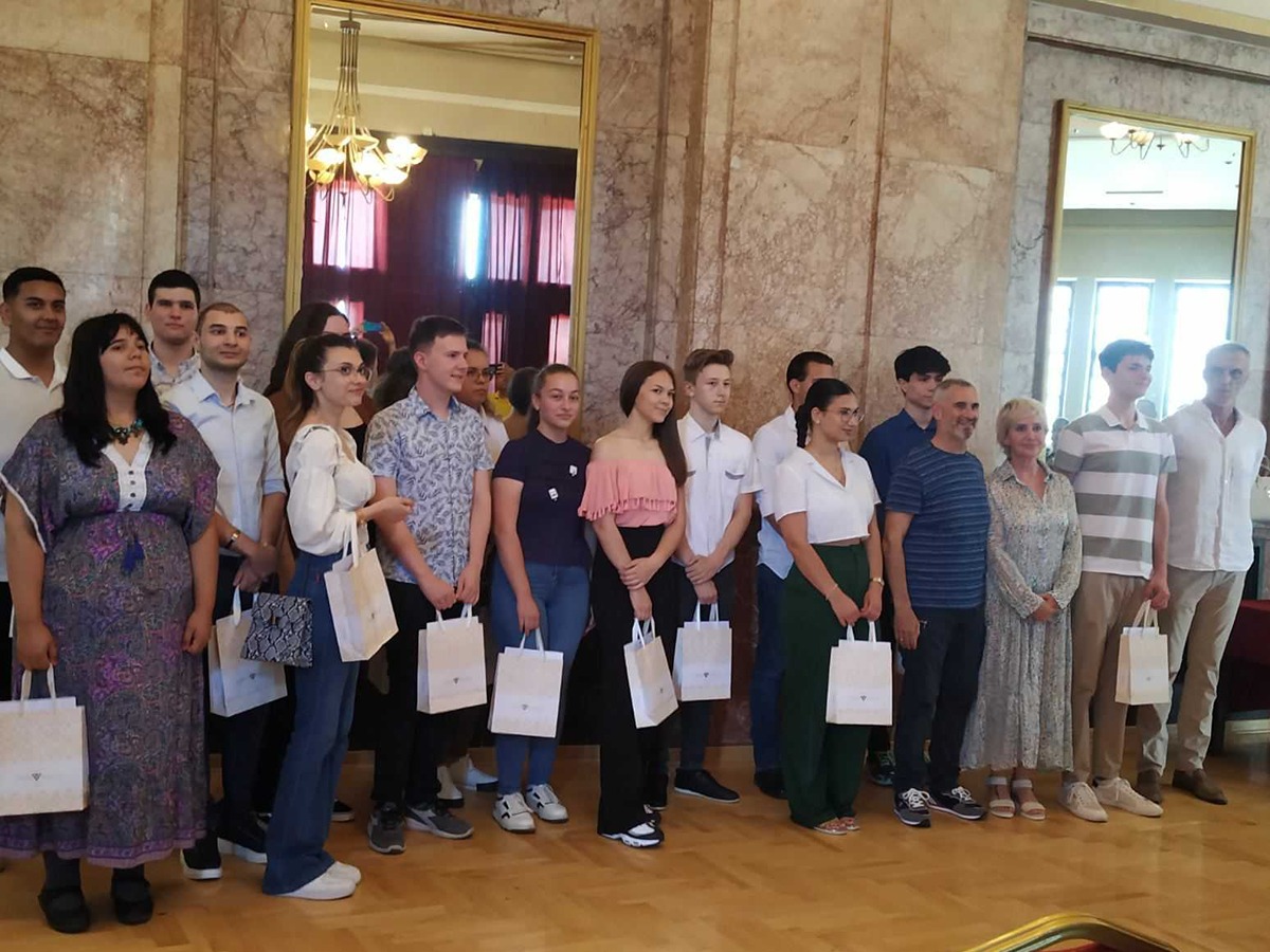 Narodno pozorište nagradilo najbolje učenike niških srednjih škola počasnim kartama 1 IMG 8d53043ed97c0b5716cc1d68f2de1112 V 1