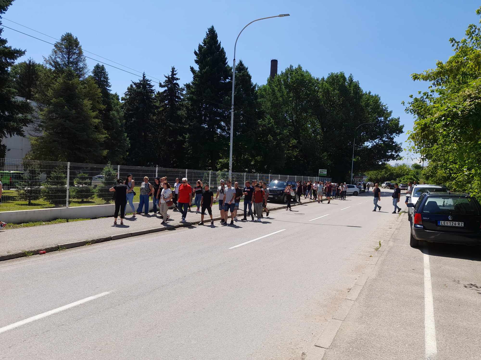 Radnici Džinsija opet ispred fabrike, za sredu najavljuju odlazak kod Cvetanovića 1 359126653 228155200173170 1777175311735593727 n