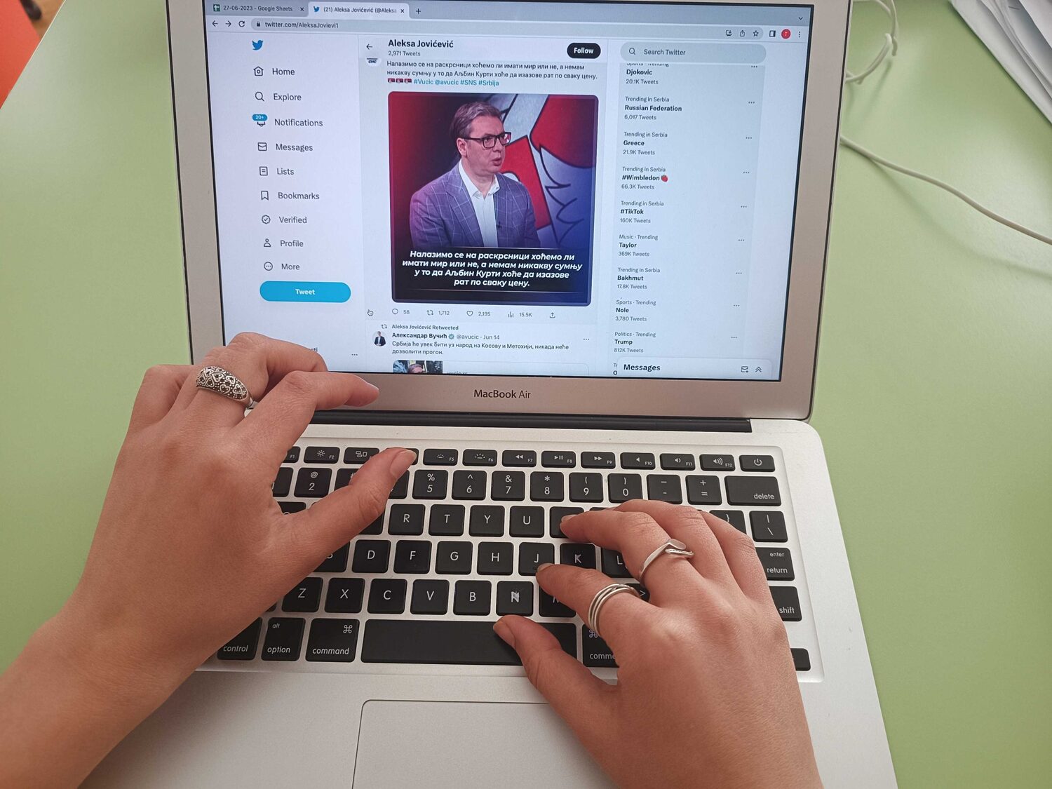 Ubeđenje ili ucena - nezvanična “lista botova SNS” broji oko 2.000 naloga sa juga Srbije 1 tviter laptop tastatura scaled