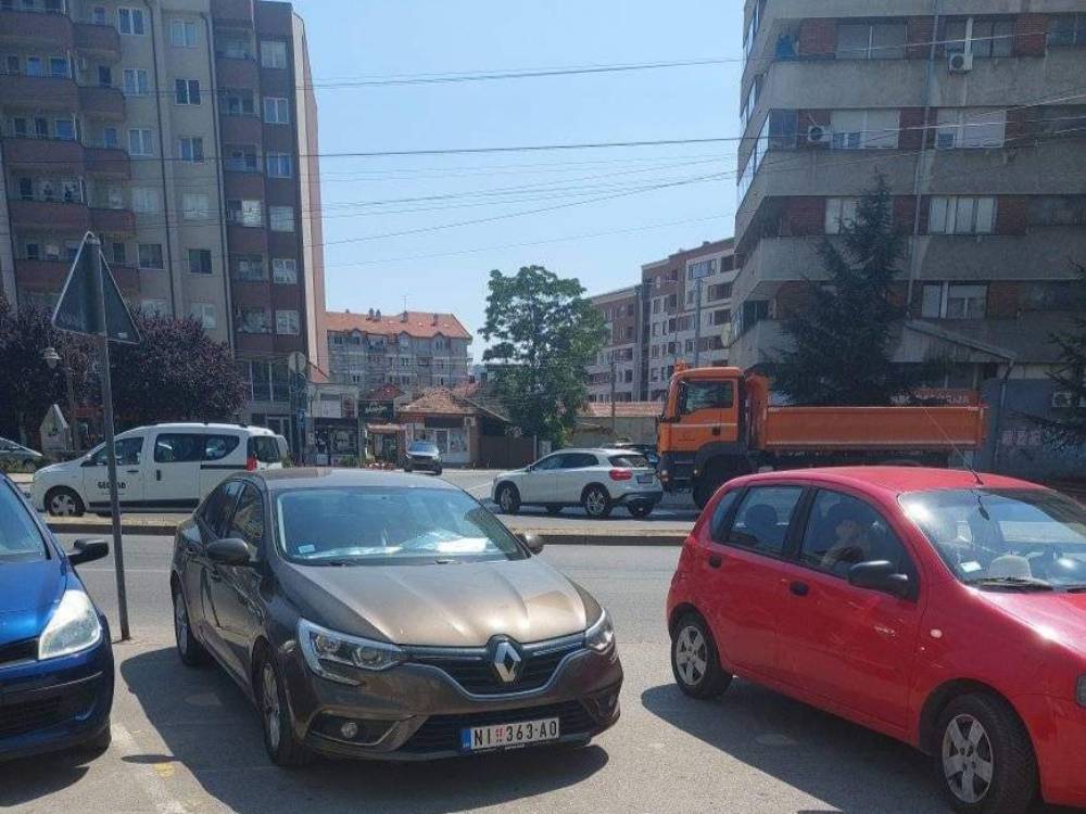 Sudar kamiona JKP "Mediane" i automobila u Nišu 1 Udes Simpo