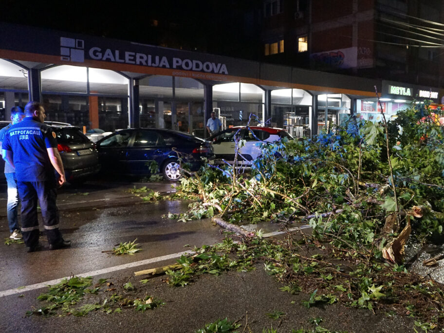 Desetak Nišlija javilo se Hitnoj pomoći zbog povreda tokom oluje 16 Oluja u Nisu jula 2023 foto JV