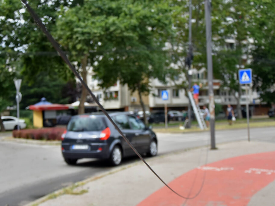 Neki delovi Niša još bez struje nakon oluje, EDS tvrdi "svi su na terenu" 10 Popravka struje nakon oluje foto Jelena Misic