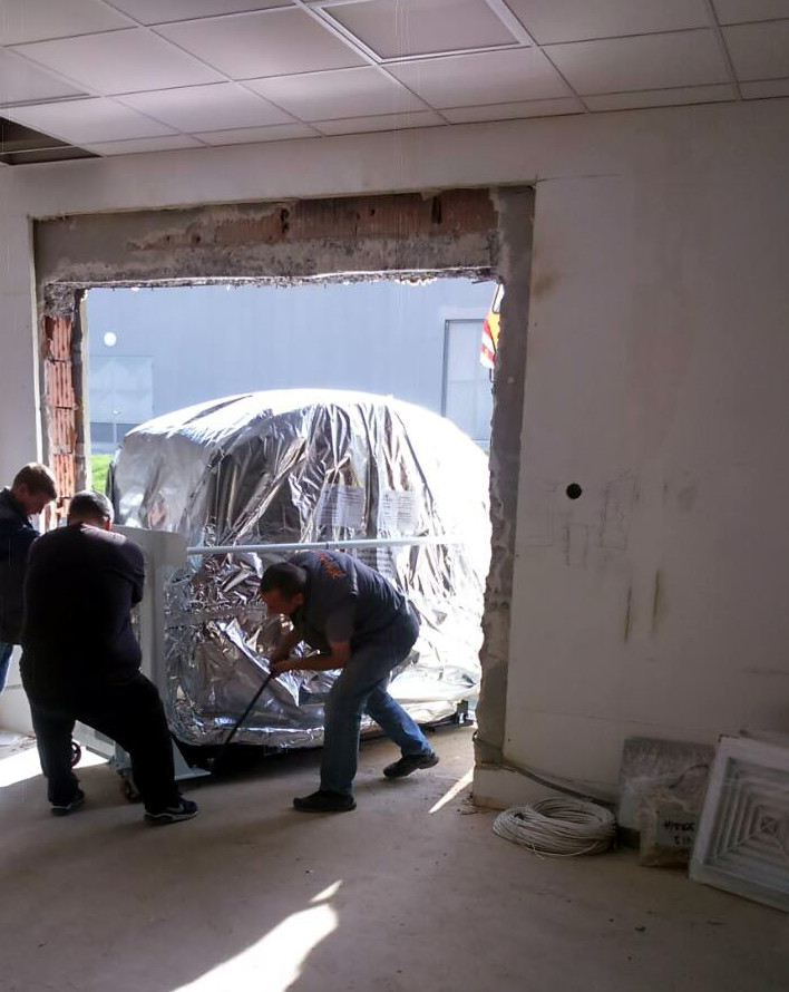 Unošenje novog magneta u novu zgradu; foto: KC Nis