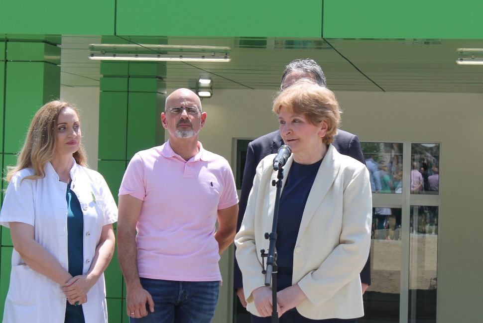 12224-ZZ4fQK1sLdxA-1200