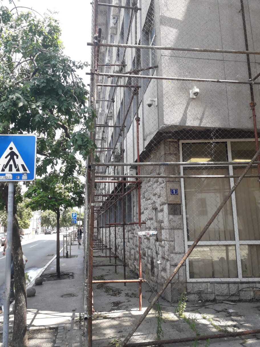 Skele kod PIO fonda odlaze u istoriju - Opština Medijana naložila demontažu 14 20230723 131404 scaled