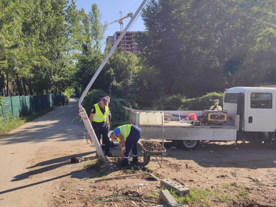 Popravljaju polomljeni stub foto JV Nikola Djukic