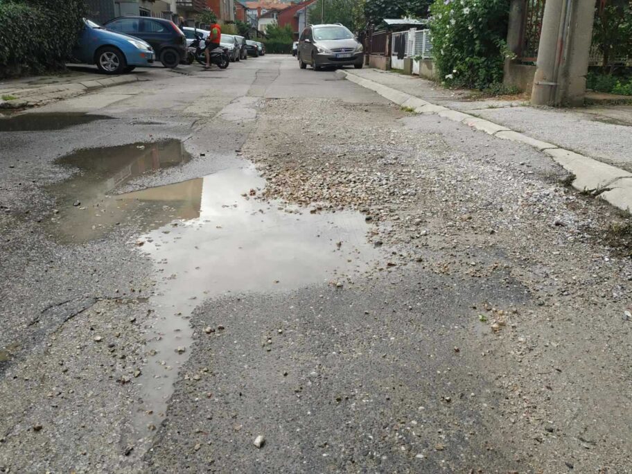 Foto-vest: Pola godine niko ne sređuje rupu u ulici Jelene Glavaški 12 rupa