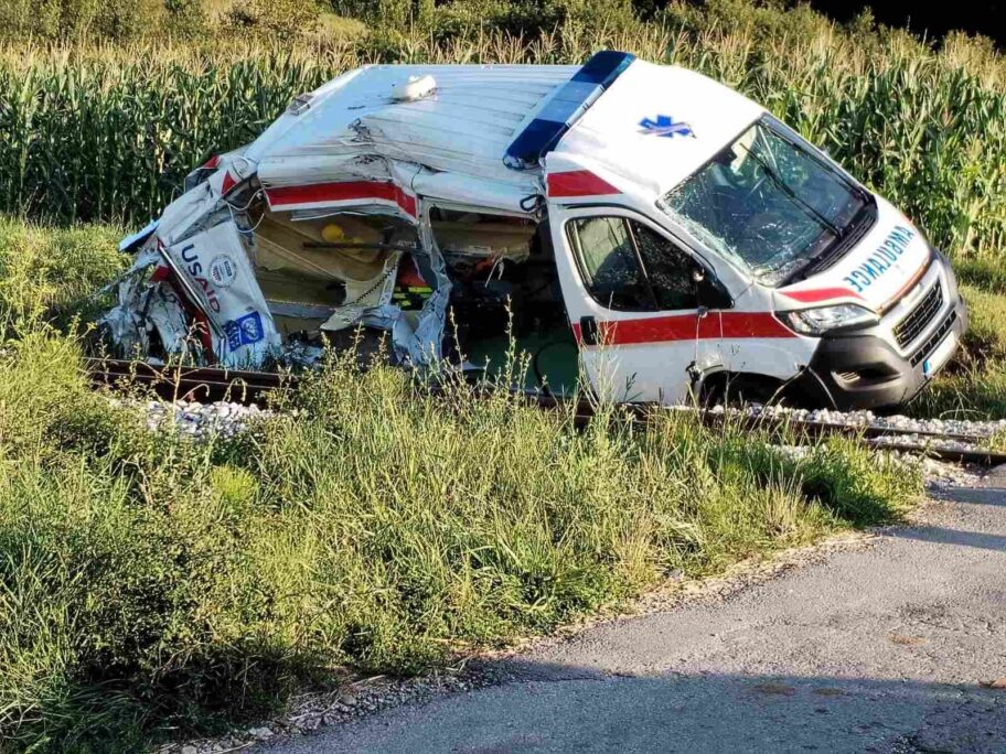 Voz udario vozilo Hitne pomoći u Svrljigu 18 voz sanitet hitna pomoc svrljig
