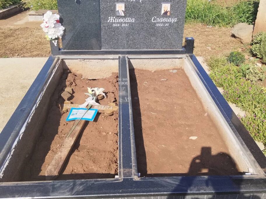 Pljačkaši grobova u Vrtištu - ukradene ploče sa grobnog mesta 11 Tomb Rajderi iz Vrtiste