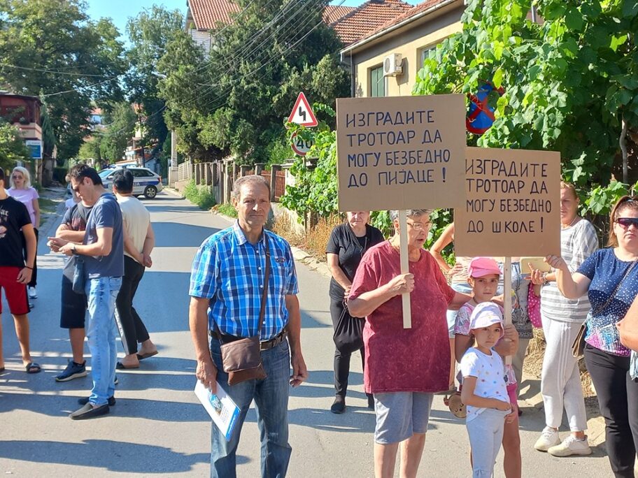 Žitelji Kovanlučke u Nišu blokirali ulicu - strahuju za bezbednost pešaka i traže trotoare 14 20230903 092510