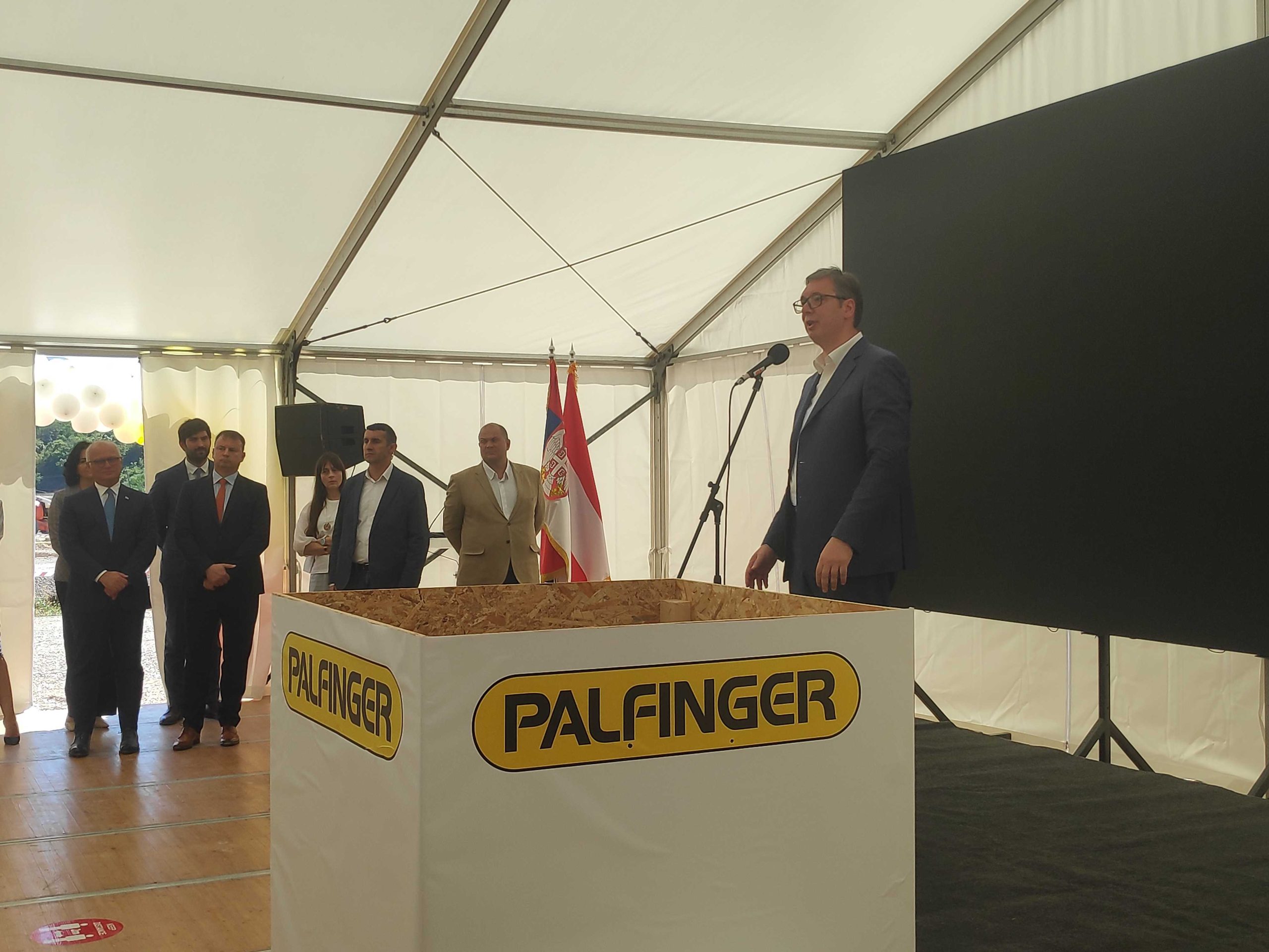 Vučić: "Nećemo izlaziti iz kancelarija dok ne rešimo pitanje dalekovoda u Brzom Brodu" 1 IMG 20230912 111638 1 scaled