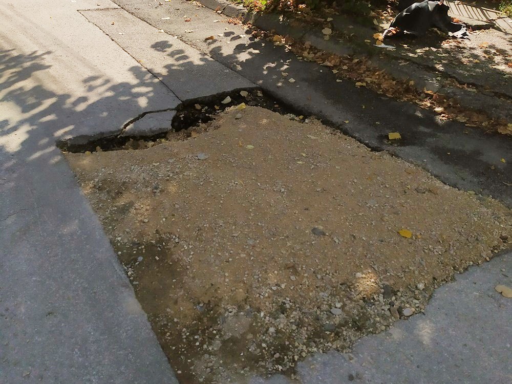 “Naissus” posle mesec i po dana sanirao rupu u Ratka Sofijanića u Nišu šljunkom, odnela ga prva kiša 1 sljunak rupa