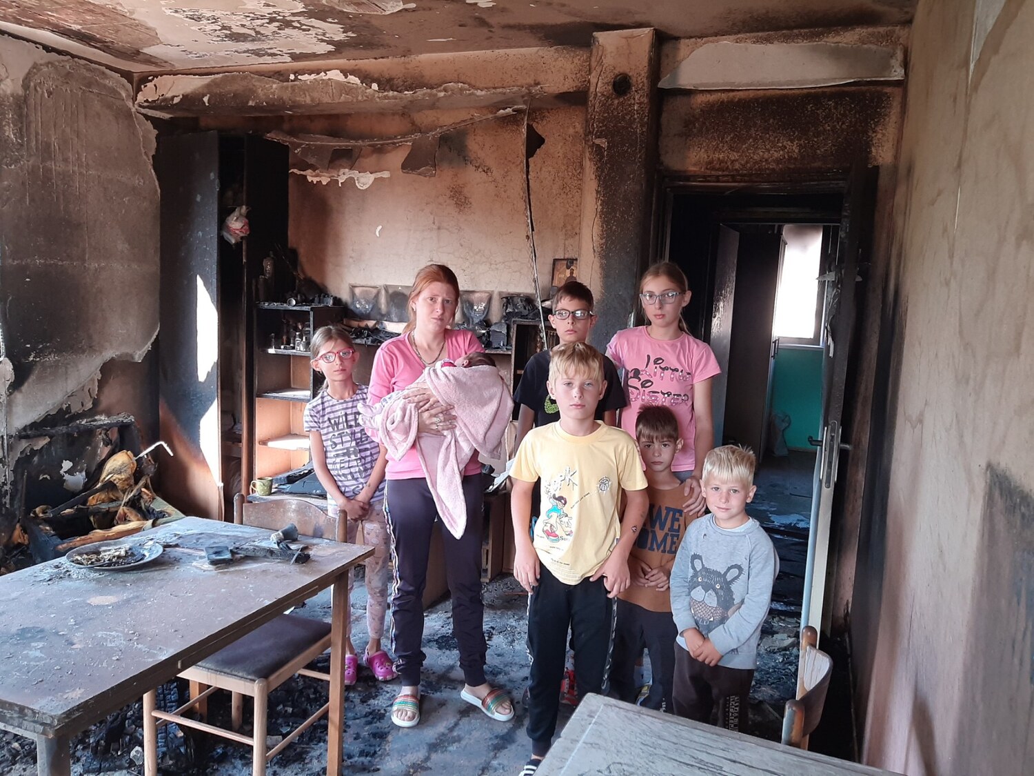 Devetočlanoj porodici u Gadžinom Hanu izgoreo stan, bebu i majku u zadnji čas izvukli iz požara 1 durkovici foto privatnarhiva