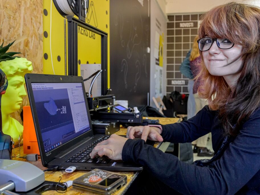 Niška škola dobila učionicu budućnosti za kreiranje inovativnih ideja 11 Milijana Nikolic Mejkers lab Nis foto Milos Zivojinovic scaled