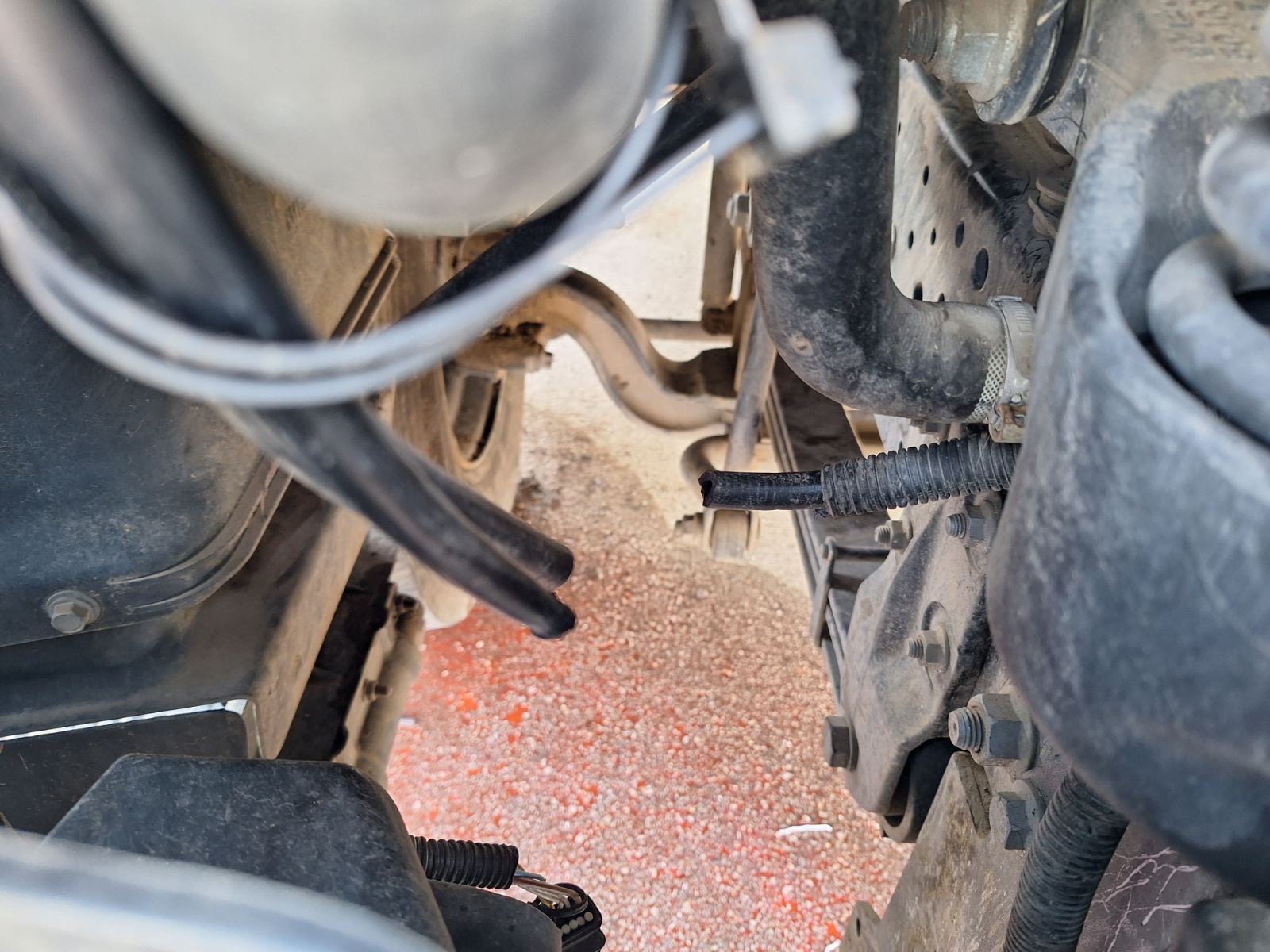 Presečeni kablovi na kamionu vlasotinačkog "Komunalca" 1 IMG a7a56500076d7f4c6f81e8469f170b78 V