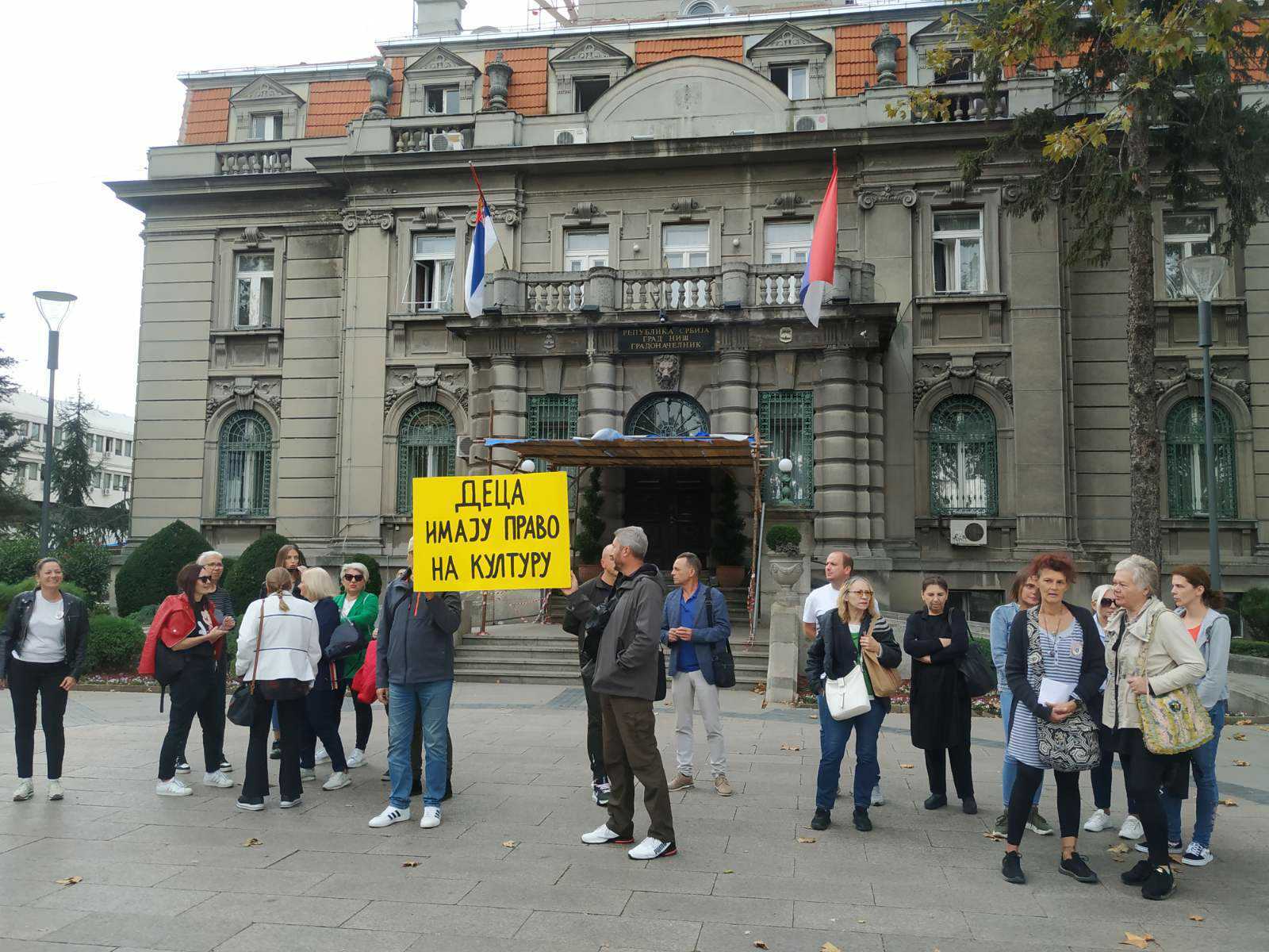 "Ne uzimajte deci kulturu" - protest radnika ispred niške Gradske kuće 1 dkc2