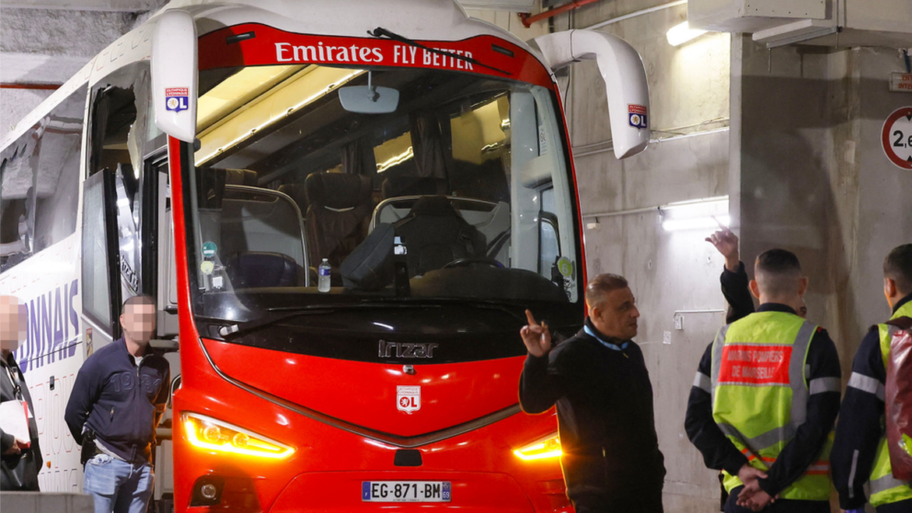 Fudbal i nasilje: Trener Liona teško povređen u napadu na klupski autobus u Marseju 13 131562097 coach1
