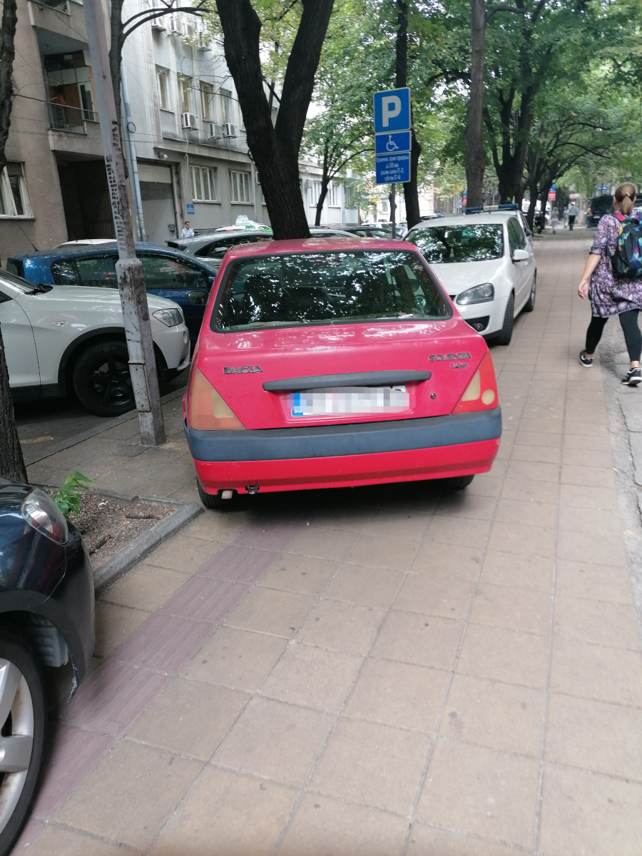 Parkiranje u Nade Tomić3, novembar 2023; foto: D. V.jpeg.jpeg